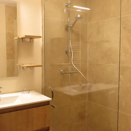 Apartment 2p Refait A Neuf Avec Clim Et Garage, Piscine, Proche Commerces Et A - Fr-1-780-21 *
