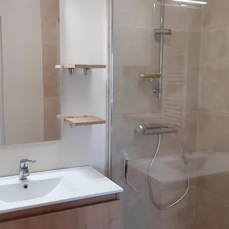 2p Refait A Neuf Avec Clim Et Garage, Piscine, Proche Commerces Et A - Fr-1-780-21 Sainte-Maxime